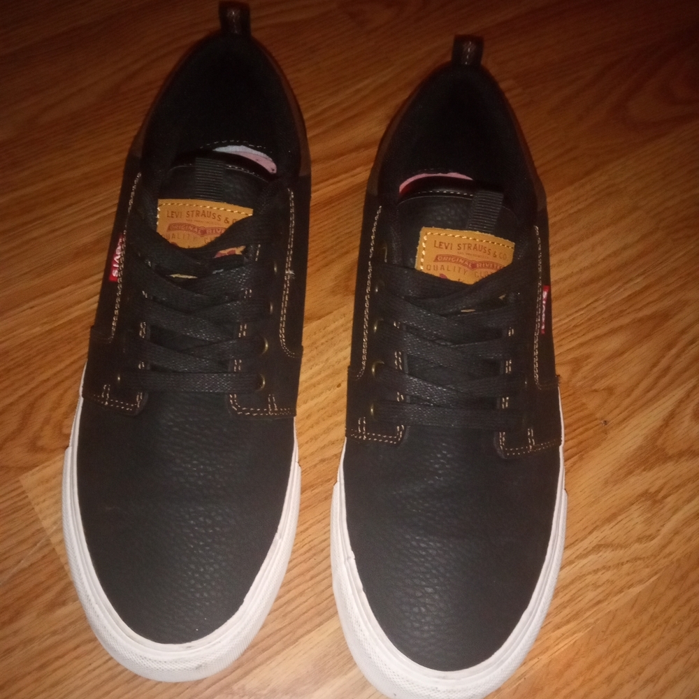 Levi's low top shoes size 10
